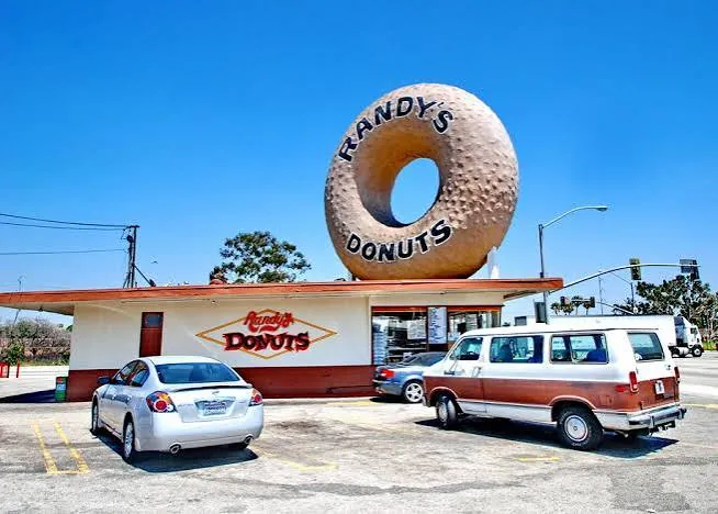 Randy's Donuts giant rooftop donut landmark